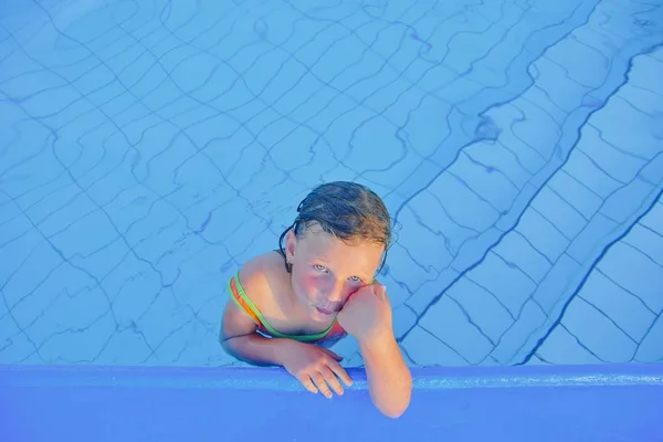 Bonita Menina Piscina Retrato Menina Fofa Piscina Dia Verão Ensolarado — Fotografia de Stock