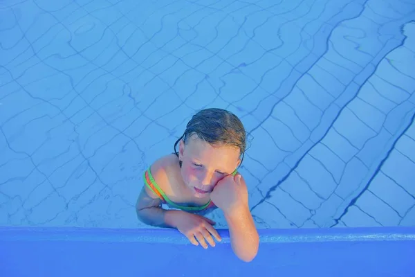 Linda Niña Piscina Retrato Una Niña Linda Piscina Día Soleado —  Fotos de Stock