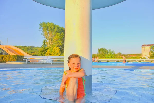 스프링 수영장에서 수영장에서 귀여운 여자의 초상화 화창한 날입니다 여름와 Chilhood — 스톡 사진