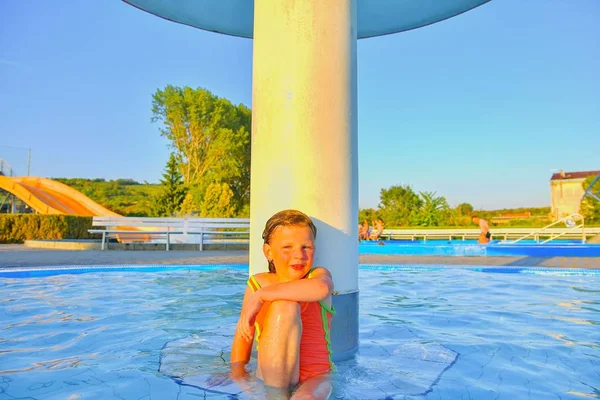 스프링 수영장에서 수영장에서 귀여운 여자의 초상화 화창한 날입니다 여름와 Chilhood — 스톡 사진