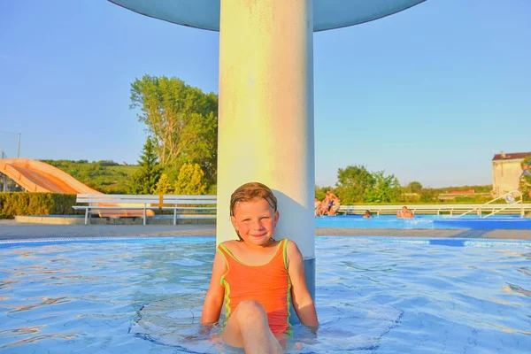 Kleines Mädchen Das Unter Einer Sprinkleranlage Sitzt Schwimmbad Duscht Porträt — Stockfoto