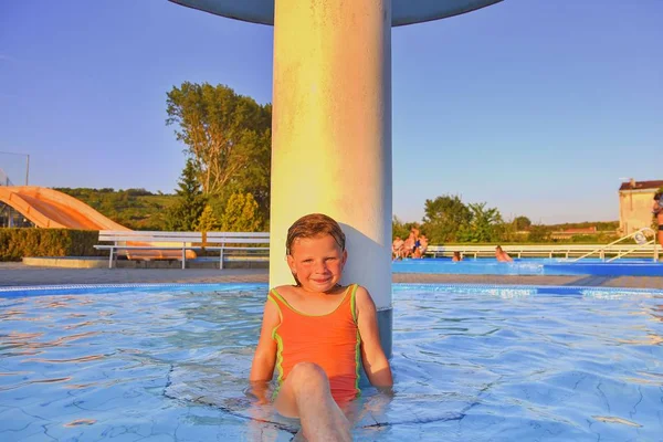 Kleines Mädchen Das Unter Einer Sprinkleranlage Sitzt Schwimmbad Duscht Porträt — Stockfoto
