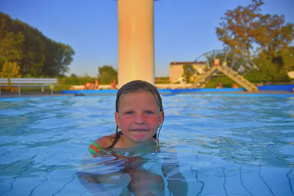 Kleines Mädchen Schwimmbad Porträt Eines Kleinen Süßen Mädchens Schwimmbad Sonniger — Stockfoto
