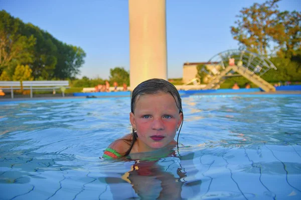 Kleines Mädchen Schwimmbad Porträt Eines Kleinen Süßen Mädchens Schwimmbad Sonniger — Stockfoto