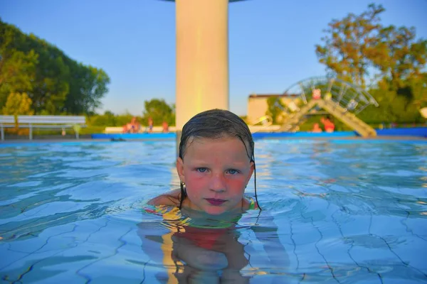Yüzme Havuzu Küçük Kız Yüzme Havuzunda Küçük Şirin Kız Portresi — Stok fotoğraf
