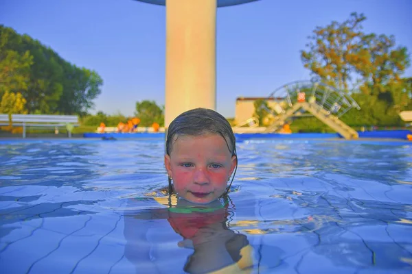 Kleines Mädchen Schwimmbad Porträt Eines Kleinen Süßen Mädchens Schwimmbad Sonniger — Stockfoto