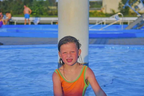 スイミング プールで夏の日を楽しんで幸せな女の子 かわいい女の子が水公園で夏を楽しんでいます 夏と幸せ Chilhood コンセプト — ストック写真