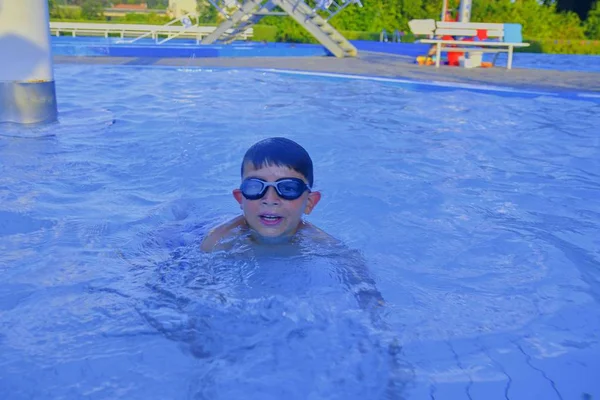 Küçük Yakışıklı Yaz Gününde Yüzme Havuzunda Yaz Mutlu Çocukluk Kavramı — Stok fotoğraf