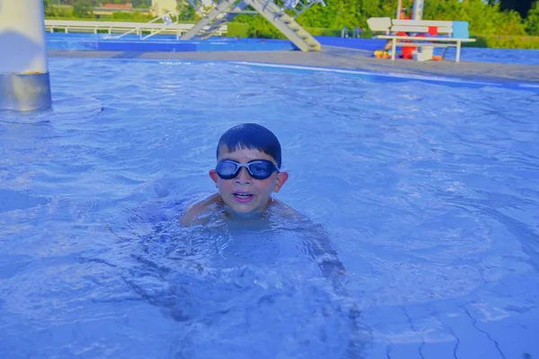 Lindo Niño Piscina Día Verano Verano Concepto Infancia Feliz Copiar —  Fotos de Stock