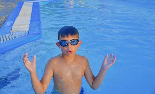 スイミングとかわいい男の子は 夏の日のスイミング プールでゴーグルします 夏と幸せな子供時代のコンセプト 明るいブルーの水で領域をコピーします — ストック写真