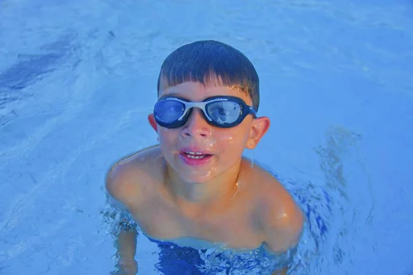 Netter Kleiner Junge Mit Schwimmbrille Schwimmbad Einem Sommertag Sommer Und — Stockfoto