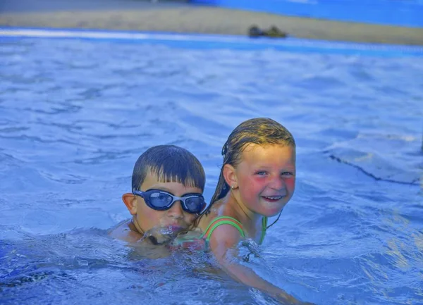 Hermanos Niña Niño Piscina Día Verano Verano Concepto Infancia Feliz —  Fotos de Stock