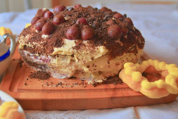 Bolo Chocolate Com Cerejas Chocolate Ralado Chantilly Puffs Creme Caseiro — Fotografia de Stock