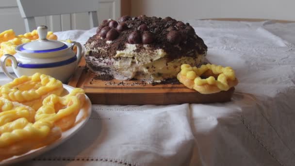 チェリー チョコレート ケーキ 削ったチョコレートとホイップ クリーム お祝いテーブルにシュー クリームに自家製 ビンテージのシュガー ボウル — ストック動画