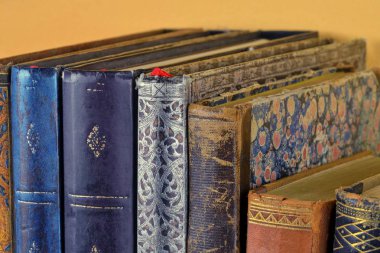 Kültürel miras. Eski kitaplar ahşap raf. Antika kitap sarı zemin üzerine. Yakın çekim
