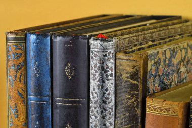 Kültürel miras. Antika kitap eski ahşap raf. Sarı zemin üzerine eski kitaplar. Yakın çekim