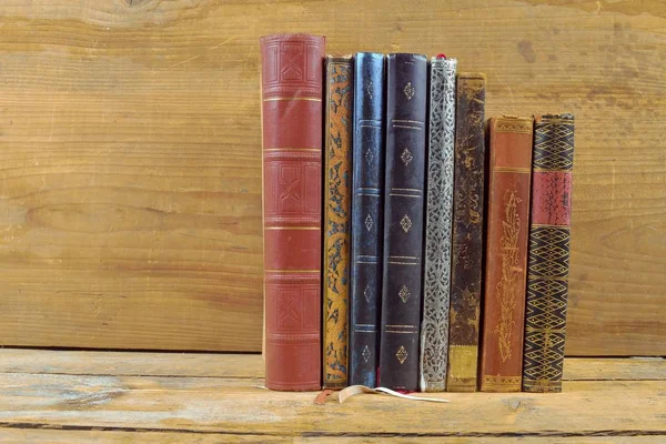 Livros sobre fundo de madeira. Livros antigos vintage sobre fundo marrom de madeira. Espaço para cópia. Conceito de leitura, educação e ainda vida — Fotografia de Stock