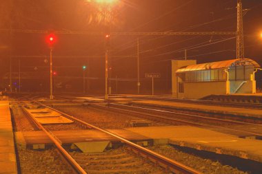 Gece küçük roofless tren istasyonunda Çek Cumhuriyeti. Eklenen haze etkisi