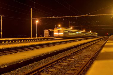 Yüksek hızlı yolcu treni hareket bulanıklık etkisi gece ile pistlerde. Tren İstasyonu, Çek Cumhuriyeti