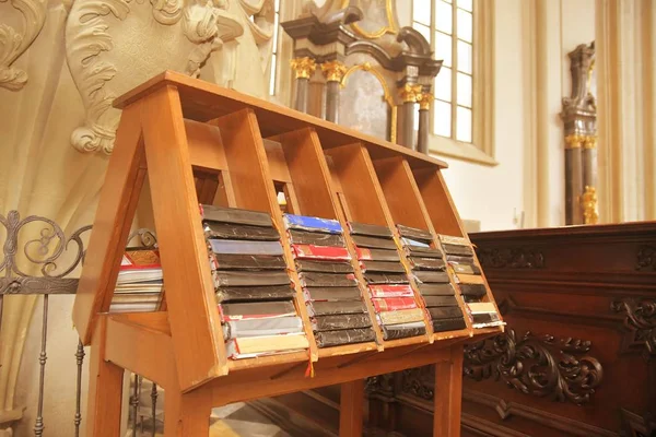 Hymn books for prayers in church. The bibles and hymnals — Stock Photo, Image