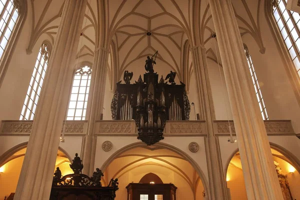 Den kyrkan St. Jacob D.ä är en gotisk tre-nave hallkyrka ligger på Jakub torget i Brno — Stockfoto