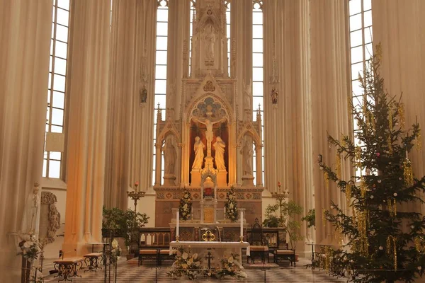 Церковь Св. Иакова Старшего - это трехнефный костел поздней готики, расположенный на площади Якуба в Брно — стоковое фото