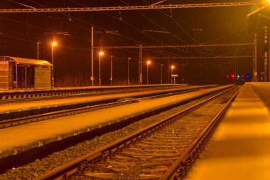 Gece küçük roofless tren istasyonunda Çek Cumhuriyeti