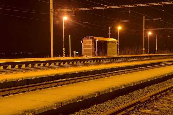 Ein kleiner, dachloser Bahnhof in der Nacht in der Tschechischen Republik — Stockfoto
