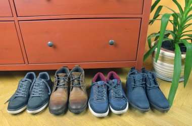 Erkek ayakkabı koleksiyonu - farklı modeller ve renkler. Klasik deri çizme ve spor ayakkabısı. Farklı ayakkabı çeşitli vesilelerle için. Erkekler moda kavramı. 