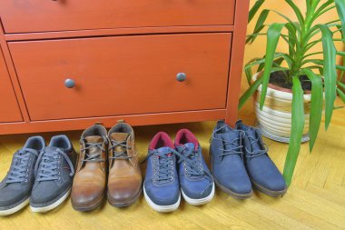 Erkek ayakkabı koleksiyonu - farklı modeller ve renkler. Klasik deri çizme ve spor ayakkabısı. Farklı ayakkabı çeşitli vesilelerle için. Erkekler moda kavramı. 