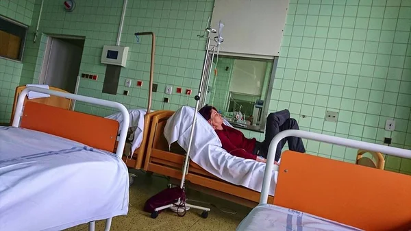 Frau Während Einer Infusionstherapie Krankenhaus Medizinische Versorgung Krankenhaus — Stockfoto