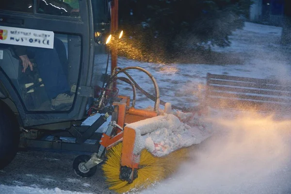 Stad sneeuw ploegen schoonmaak sneeuw op stad straat. Stad sneeuw opzijschuiven vrachtwagen. Close-up — Stockfoto