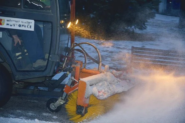 Ville chasse neige nettoyage neige sur la rue de la ville. Camion de chasse-neige. Gros plan — Photo