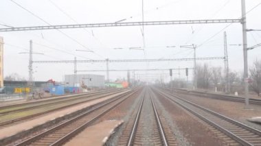 Yüksek hızlı banliyö tren geçen koçu görüntüleyin. Demiryolu görünümünden bir yolcu treni son araba. 4k