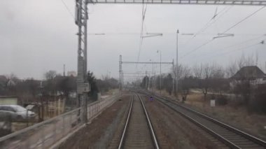Yüksek hızlı banliyö tren geçen koçu görüntüleyin. Demiryolu görünümünden bir yolcu treni son araba. 4k