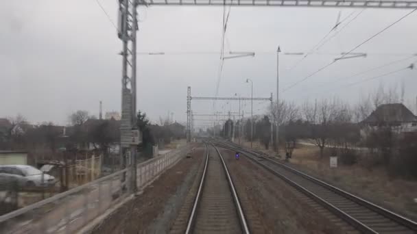 Yüksek hızlı banliyö tren geçen koçu görüntüleyin. Demiryolu görünümünden bir yolcu treni son araba. 4k — Stok video