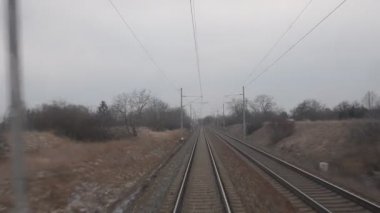 Yüksek hızlı banliyö tren geçen koçu görüntüleyin. Demiryolu görünümünden bir yolcu treni son araba. 4k