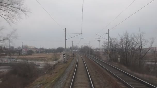 Yüksek hızlı banliyö tren geçen koçu görüntüleyin. Demiryolu görünümünden bir yolcu treni son araba. 4k — Stok video