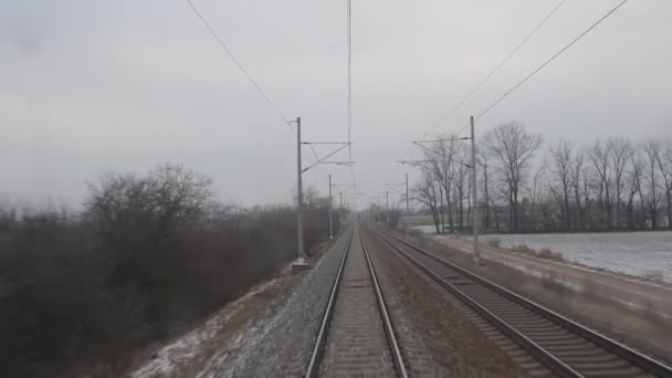 Vista desde el último vagón del tren suburbano de alta velocidad. Vista del ferrocarril desde el último vagón de un tren de pasajeros. 4K — Vídeo de stock