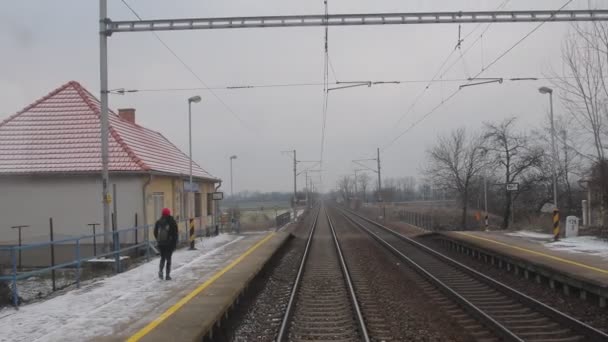 Vista desde el último vagón del tren suburbano de alta velocidad. Vista del ferrocarril desde el último vagón de un tren de pasajeros. 4K — Vídeos de Stock