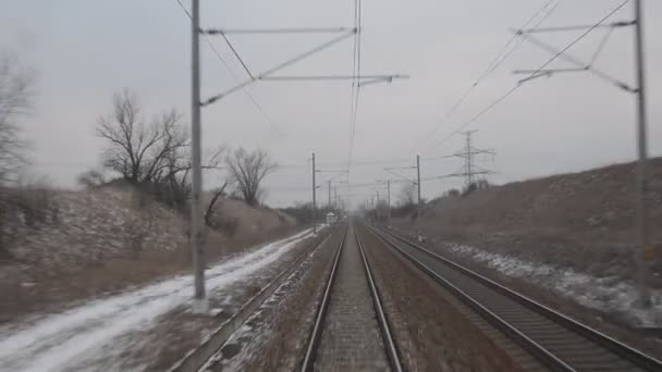 Yüksek hızlı banliyö tren geçen koçu görüntüleyin. Demiryolu görünümünden bir yolcu treni son araba. 4k — Stok video