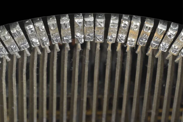 Armas tradicionais de tipografia. Close-up da superfície impressionante da velha letra de máquina de escrever e chaves de símbolo — Fotografia de Stock