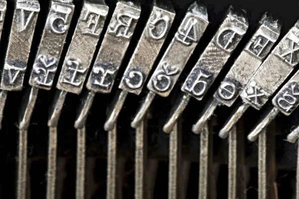 Primo piano della macchina da scrivere in stile retrò. Letterpress sulla macchina da scrivere vintage. Grande concetto per blog, giornalismo, notizie o mass media — Foto Stock