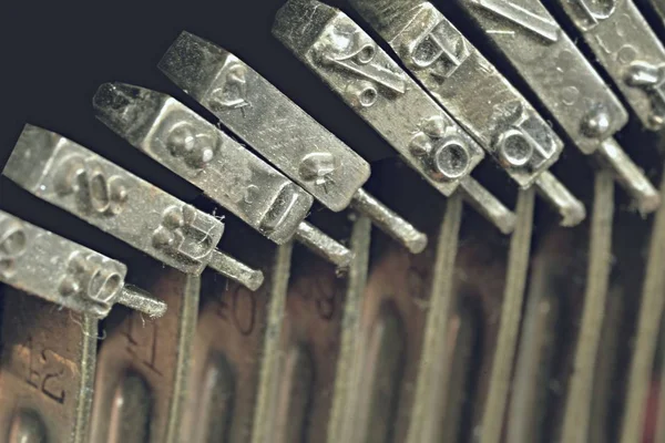 Close up de vintage, letteters máquina de escrever sujo com espaço de cópia. Imagem conceitual do trabalho de escritório à moda antiga, comunicação ou escrita — Fotografia de Stock