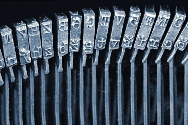 Barras de metal usadas. Close up de máquinas de escrever antigas, grande conceito para blogs, jornalismo, notícias ou os meios de comunicação de massa — Fotografia de Stock