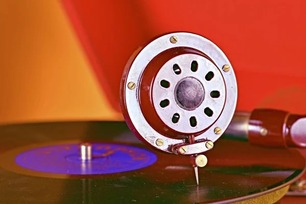 Ancienne aiguille de gramophone du tourne-disque enregistrée. Gros plan — Photo