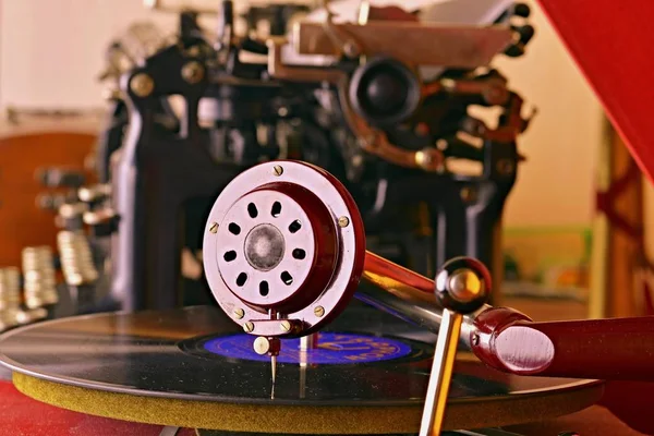 古いレコード プレーヤー蓄音機針のレコード。背景にヴィンテージ タイプライター — ストック写真