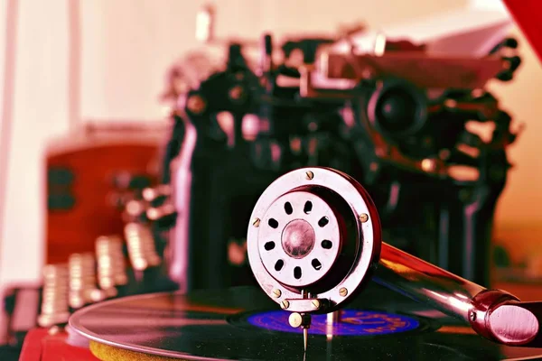 Ancienne aiguille de gramophone du tourne-disque enregistrée. Machine à écrire vintage sur fond. Ajouté rétro toninng — Photo