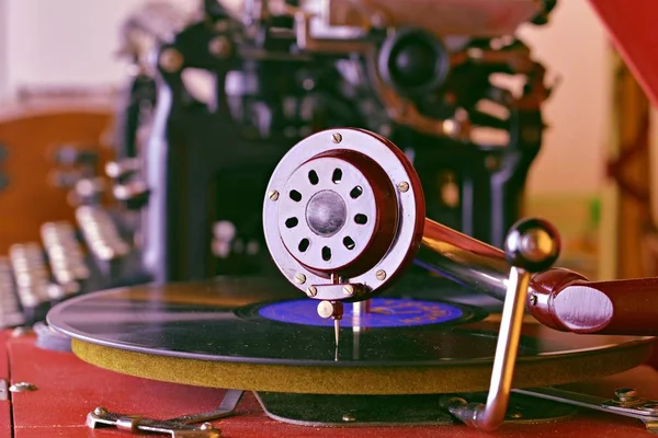 Gramophone vintage avec disque vinyle sur table en bois. Vintage machine à écrire sur fond — Photo