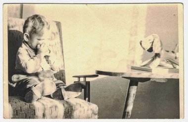 Retro Fotoğraf küçük çocuk koltukta oturan gösterir. 